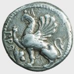 Τετράδραχμο, 475-450 π.Χ. Γρύπας. Υπεύθυνος κοπής: ΠΡΩ (η πρώτη συλλαβή του ονόματος του υπευθύνου). Σύμβολο: κεφάλι βοδιού. ΝΜ Σ. Εμπεδοκλή