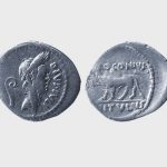 Pωμαϊκή Δημοκρατία, 40 π.X. (Q. Voconius Vitulus), δηνάριο με πορτραίτο του Ιούλιου Καίσαρα. NM 8558